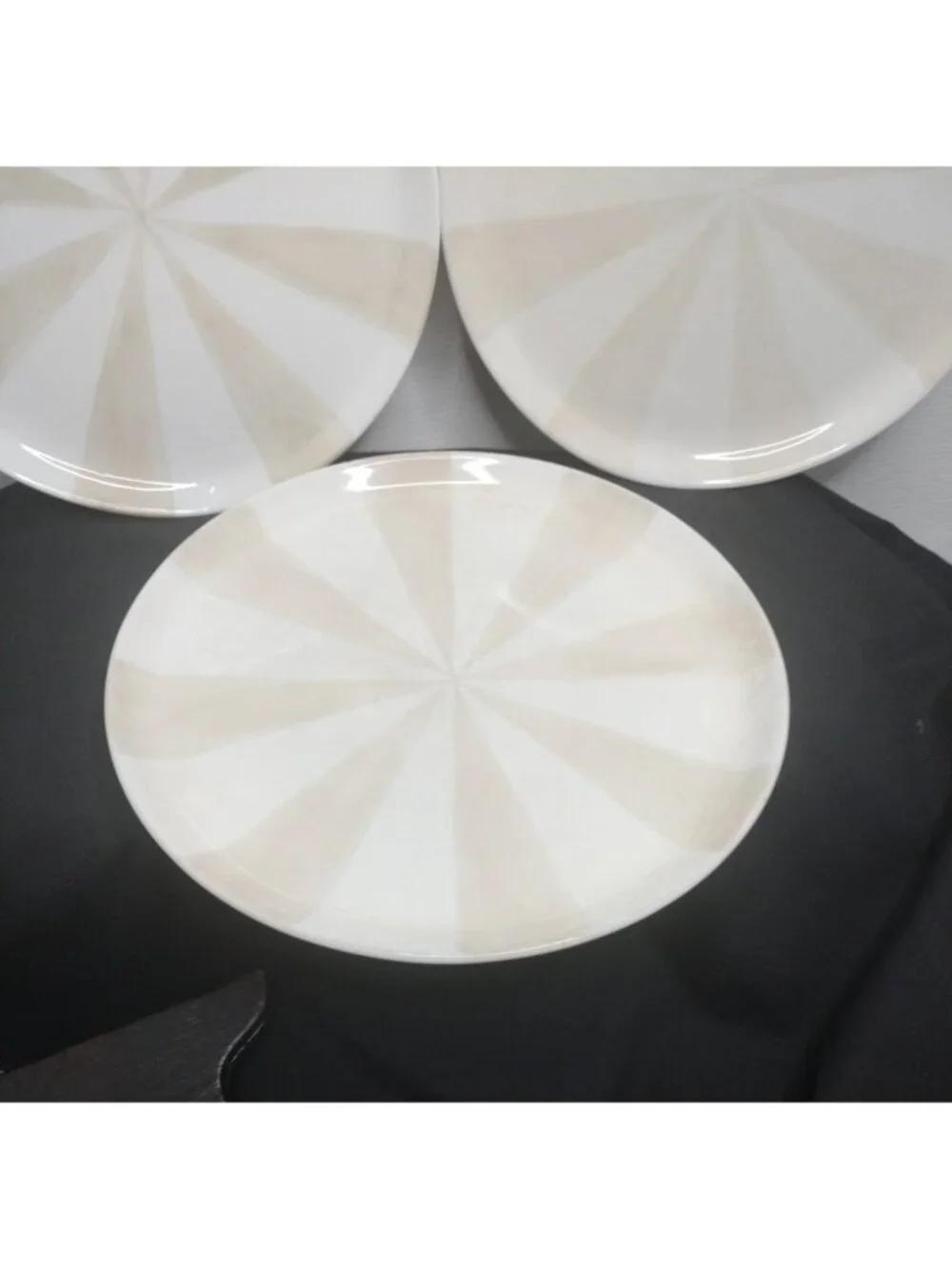 Jonathan Adler designed Tan pinwheel plates Set Of 3 8